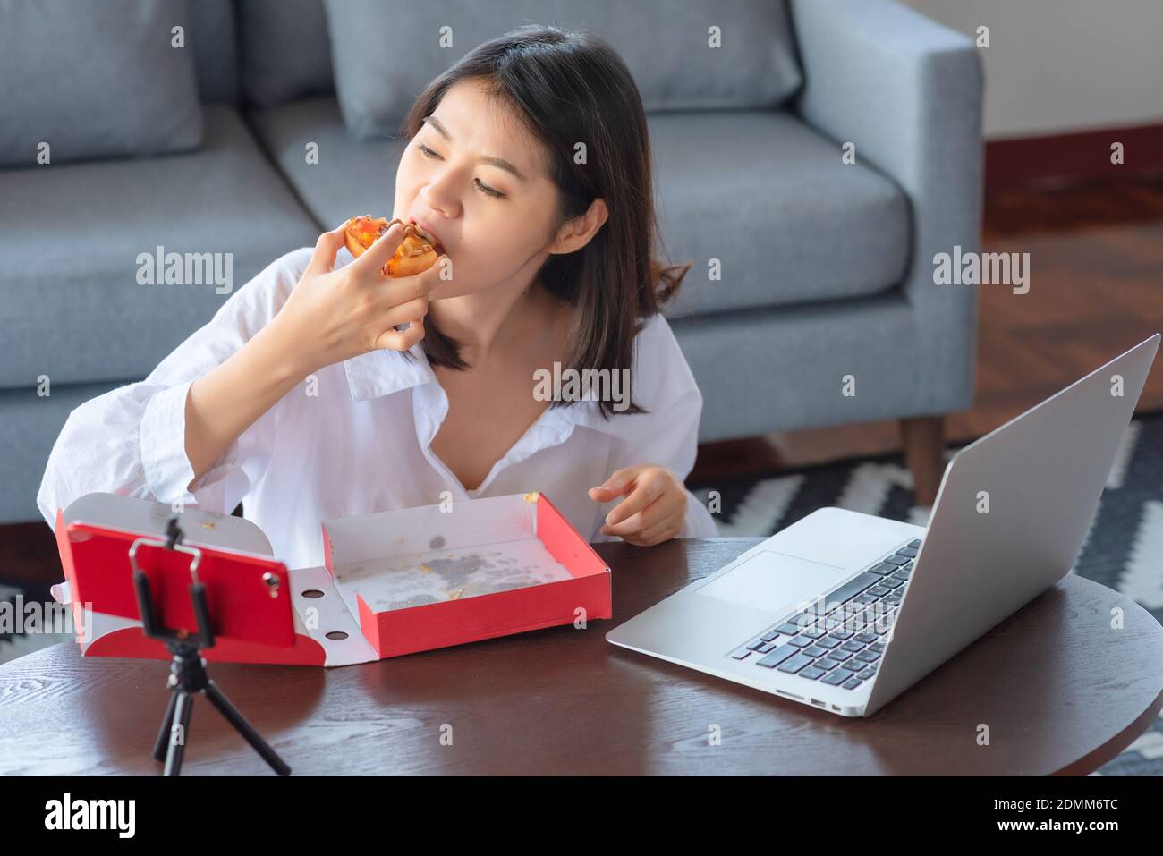 Le donne lavoratrici di affari asiatiche lavorano da casa durante il virus corona o la crisi di cocid19 seguono il regolamento di allontanamento sociale. Foto Stock