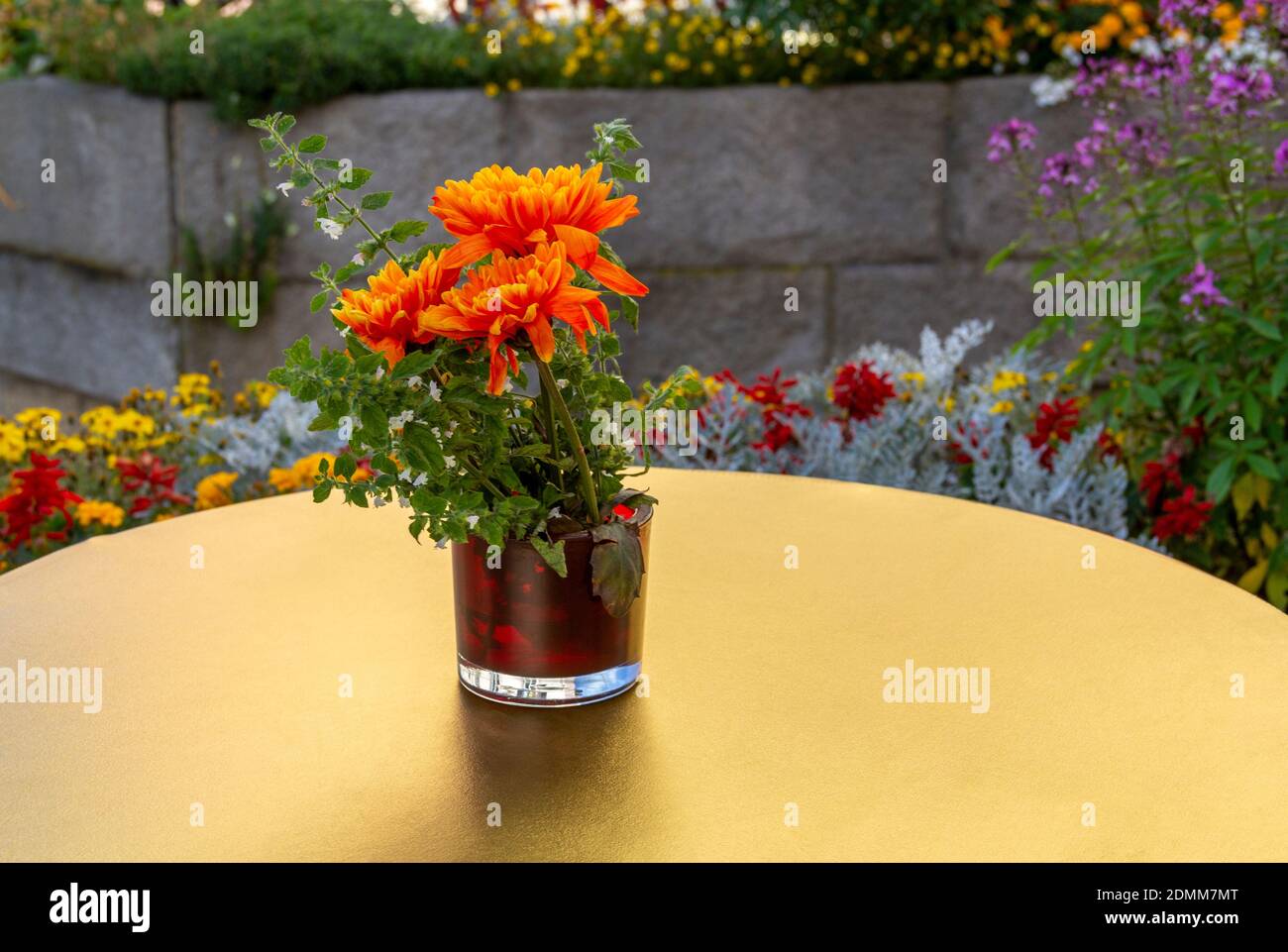 mazzo di fiori su un tavolo con tavola color oro panno Foto Stock
