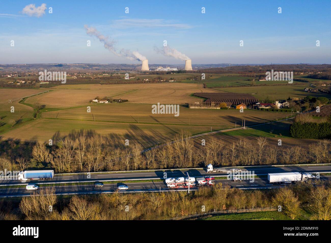 Dipartimento Tarn-et-Garonne (Francia sud-occidentale), 2020/01/14: Vista aerea delle due torri di raffreddamento della centrale nucleare di Golfech e del surru Foto Stock