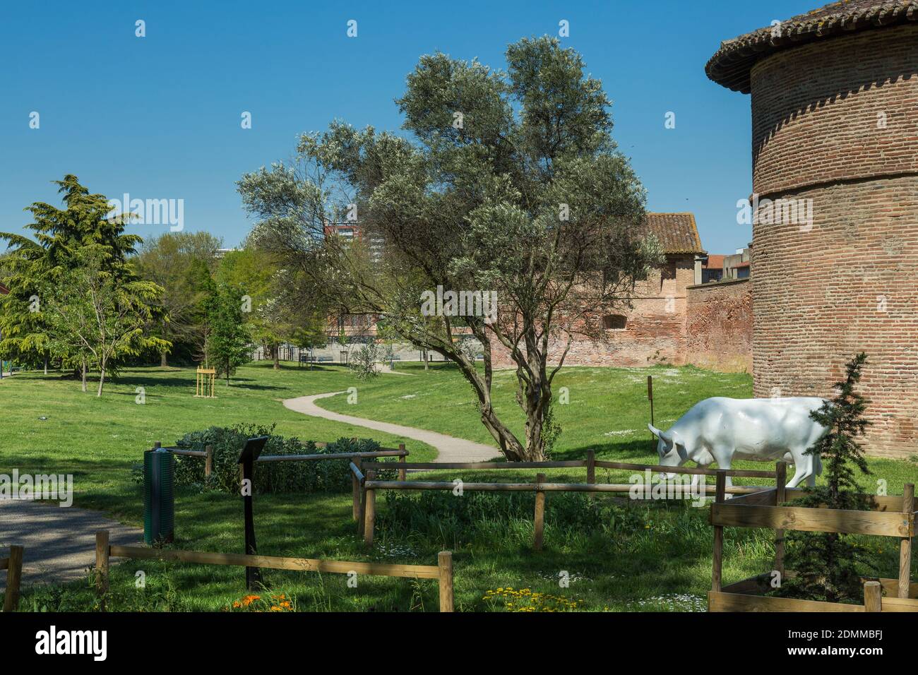 Tolosa (sud della Francia): parco 'Jardin Raymond VI' nel quartiere di Saint-Cyprien Foto Stock