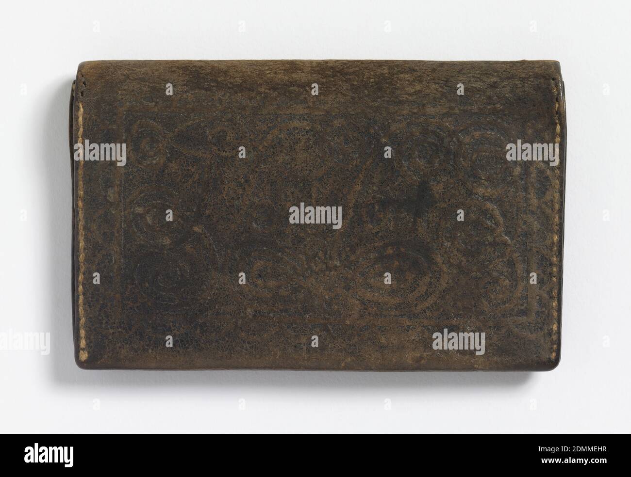 Borsetta, media: Tecnica del cuoio: Stampato, portafoglio rettangolare, cuoio stampato, in linee elaborate di vortice che compongono le iniziali undeciferable su un lato e le parole NEW YORK sull'altro lato., New York, USA, 18 ° secolo, costume & accessori, borsa Foto Stock