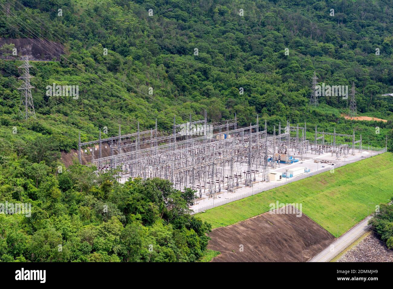Centrale elettrica con sistema Power Transition Line elettrico in zona di montagna Foto Stock