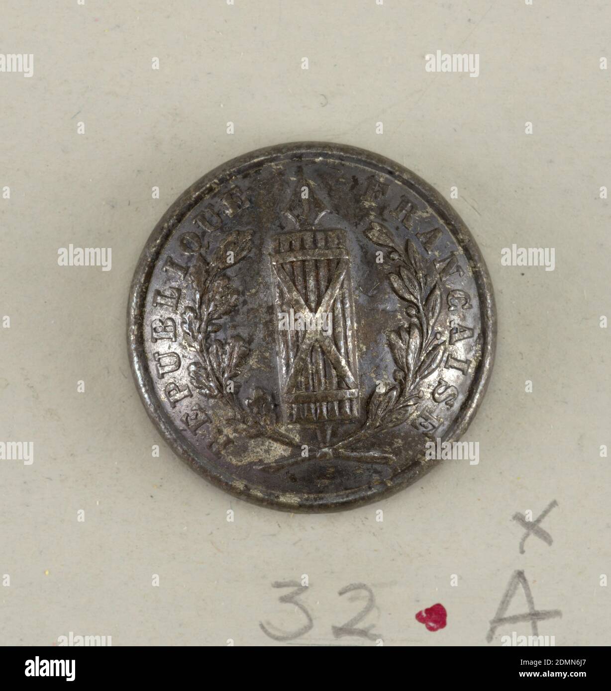 Pulsante, placcato argento, ottone, componente -a sulla scheda H, quattro pulsanti convessi, ornati con rilegatura f[?] E lancia, spray alloro incrociati e 'Repubblica Francaise'; al contrario: G & Cie Paris; piccolo stemma (impressionato); 22M, Francia, 19 ° secolo, costume & accessori, Arti decorative, Button Foto Stock