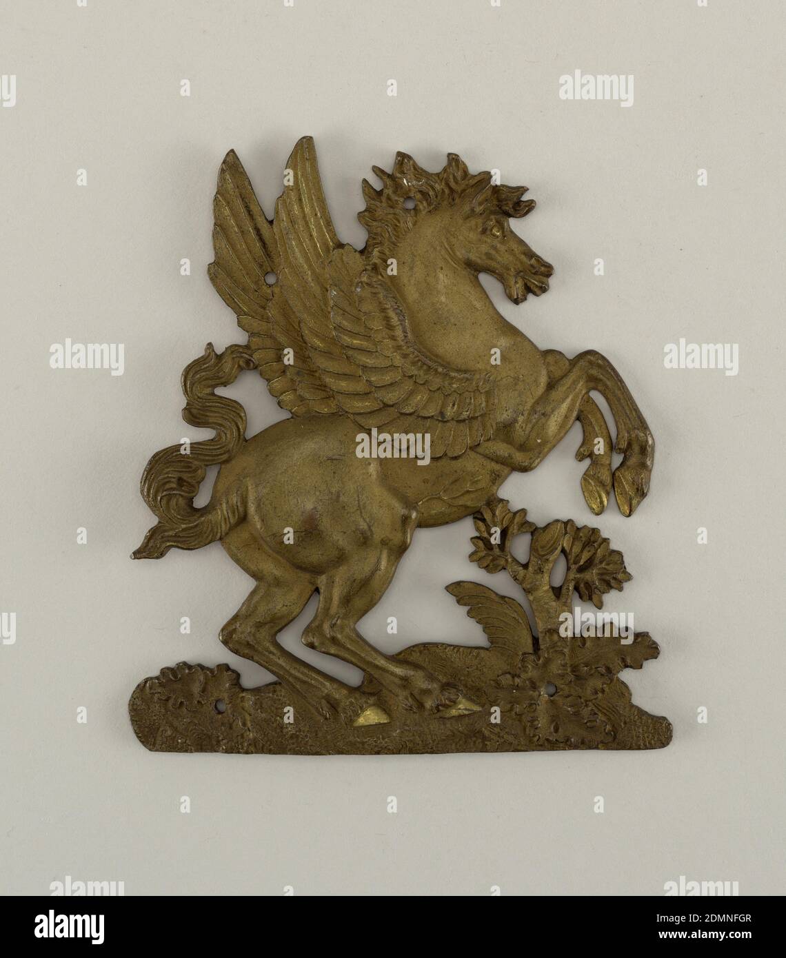 Montare, timbrato, fuso e cacciato bronzo dorato, Pegasus rampante su un cespuglio, ca. 1815, metallurgia, Arti Decorative, Monte Foto Stock