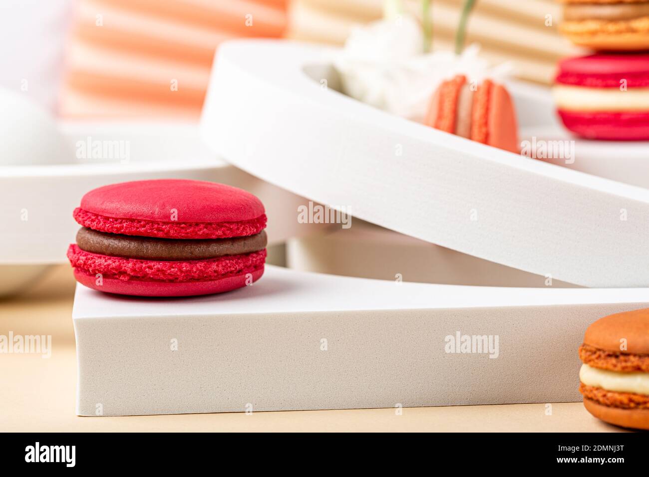 Macaron torta o macaroon su sfondo verde Foto Stock