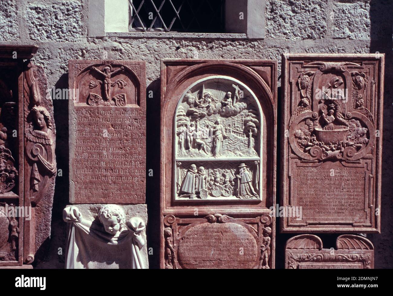 Austria, Salisburgo, Cementeria della Chiesa di San Pietro´s, lapidi commemorative Foto Stock
