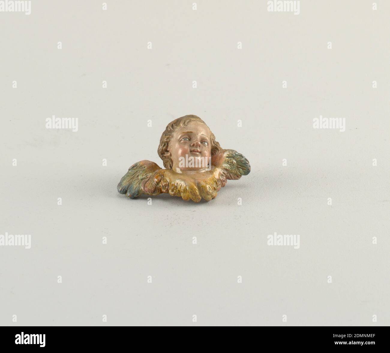 Figure, terracotta dipinta, vetro (occhi), testa leggermente sollevata a sinistra. Ali che si estendono dalle spalle. Colori polpa dipinte, con accenti rosa e blu sulle ali. Chiodo inserito nella parte posteriore della testa per la sospensione. Occhi di vetro, Italia, XVIII secolo, ceramica, Arti decorative, Figure Foto Stock