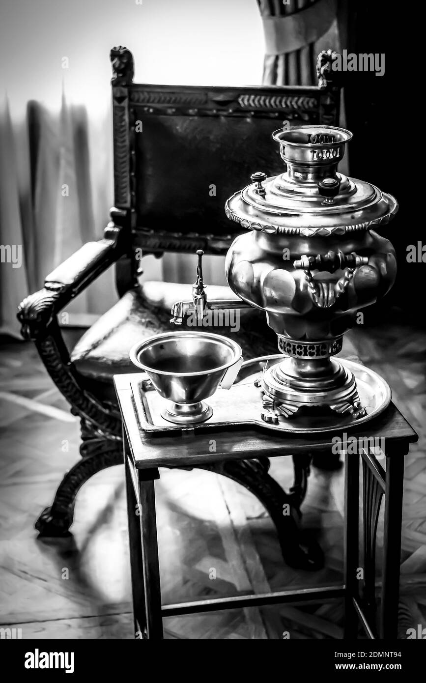 Vecchio samovar e tazza su un vassoio in nero e. bianco Foto Stock