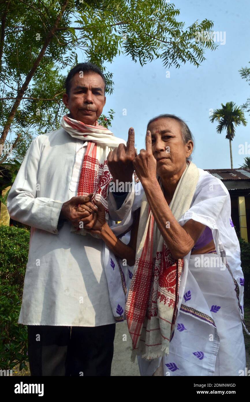 Nagaon, Assam, India - 17 dicembre 2020: Due elettori mostrano il suo punteggio sulle dita dopo aver votato in una stazione di polling durante le elezioni del Consiglio autonomo di Tiwa nel villaggio di Kachamari, nel distretto di Nagaon ad Assam, India, giovedì. Credit: Dita TALUKDAR/Alamy Live News Foto Stock