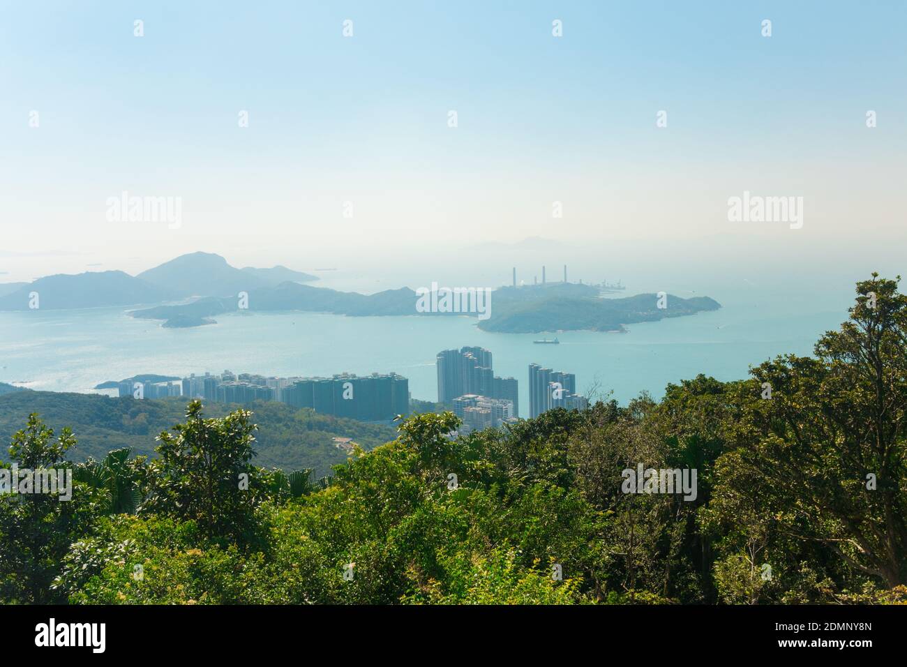 Panorama di Hong Kong dai Victoria Peak Gardens, Cina. Vista sull'isola di Lamma in una giornata luminosa e soleggiata e cielo blu chiaro. Foto Stock