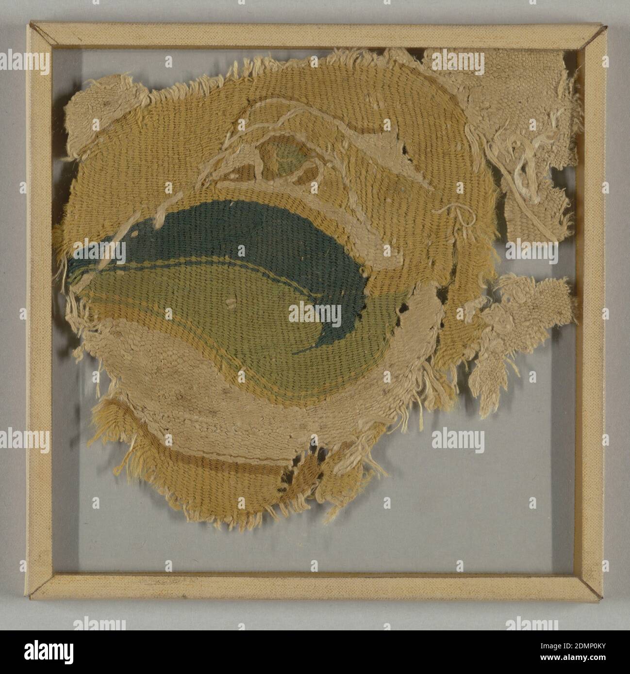 Tessuto, Medio: Lana, lino tecnica: Tessitura semplice con trame discontinue (arazzi eccentrici), tondo riempito con un uccello tipo oca groppa con testa rovesciata. In lane blu-verde, giallo-verde, marrone chiaro e giallo dorato e lino naturale. Resti di tessuto di lino non tessuto che circondavano originariamente il tondo., probabilmente Egitto, 600–900, tessuti tessuti, tessuti Foto Stock