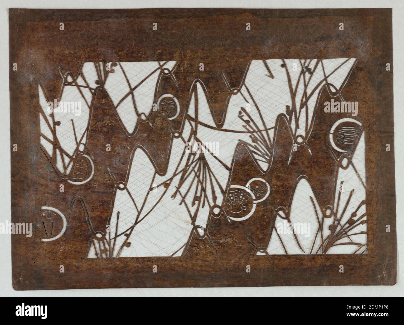 Vari simboli motivo, carta Mulberry (kozo wabi) trattata con tannino persimmonico fermentato (kakishibu), e fili di seta (itoire), all'interno del motivo più grande flusso astratto sono foglie di pino e creste di famiglia. Ogni cresta mostra un simbolo diverso. Fili di seta sono aggiunti per sostenere la struttura stencil., Giappone, metà 18 - inizio 19 ° secolo, disegni tessili, Katagami, Katagami Foto Stock