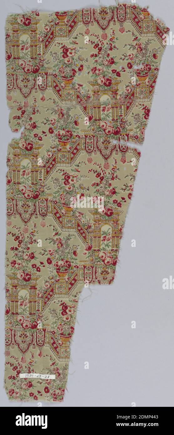 Frammento, Medio: Lana tecnica: Stampato, frammento con un modello di caratteristiche architettoniche come un cancello ad arco con pareti di collegamento racchiude ammassi floreali di rose. Stampato in rosso, verde, giallo, rosa e lavanda su un terreno beige., USA, ca. 1850, tessuti stampati, tinti e verniciati, frammenti Foto Stock
