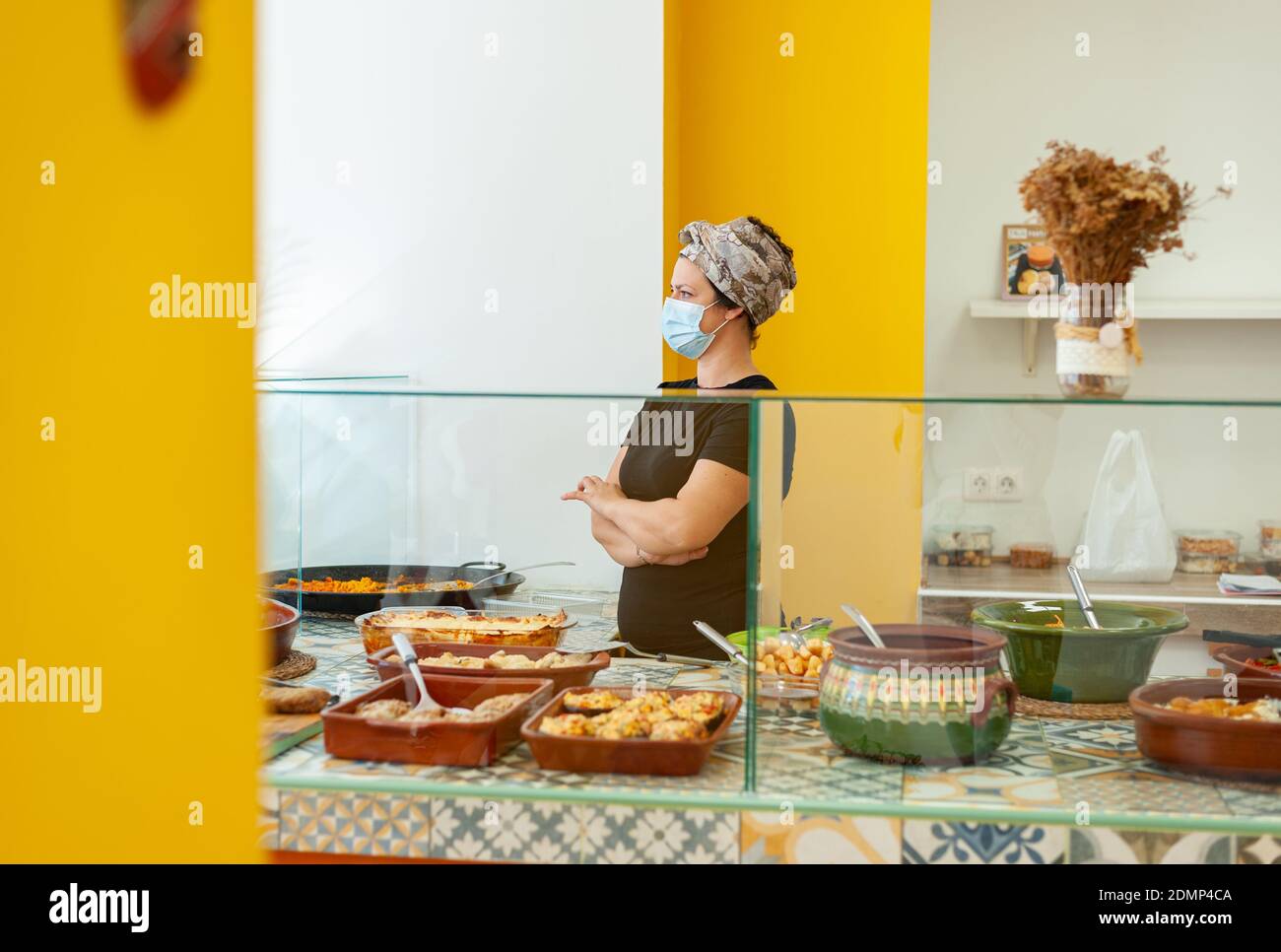 Proprietario locale di affari che indossa la maschera chirurgica. Nuovo concetto normale. Foto Stock