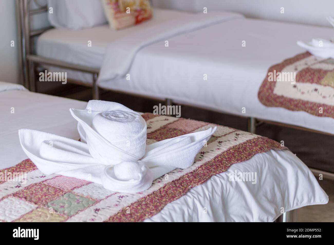 Asciugamani sistemati sul letto nella camera dell'hotel Foto stock - Alamy