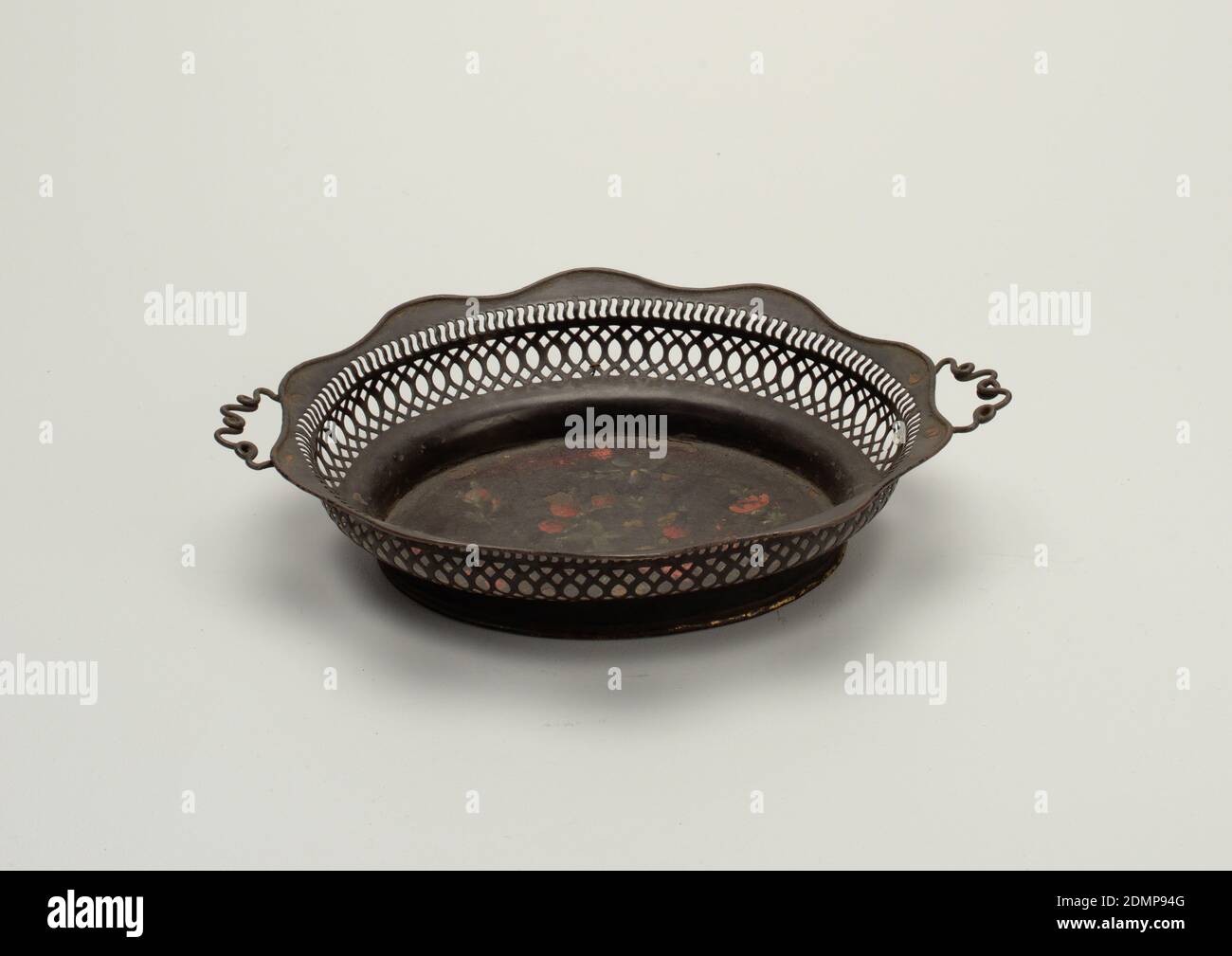 Cestello, tôle smaltato, ovale, lati sagomati e bordo sagomato, maniglie a filo intrecciato. Lati forati. Campo nero, decorato all'interno del fondo con rose, in rosa e verde., Inghilterra, ca. 1820, lavorazione del metallo, Arti decorative, cesto Foto Stock