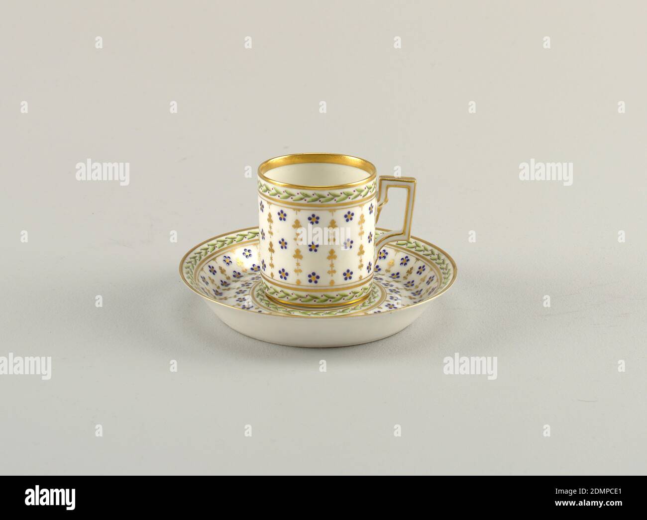 Coppa e Saucer, porcellana, smalto vitreo, oro, una tazza di porcellana e piattino con motivi floreali in doratura., Austria, ca. 1805, ceramica, arti decorative, tazza e piatto, tazza e piatto Foto Stock