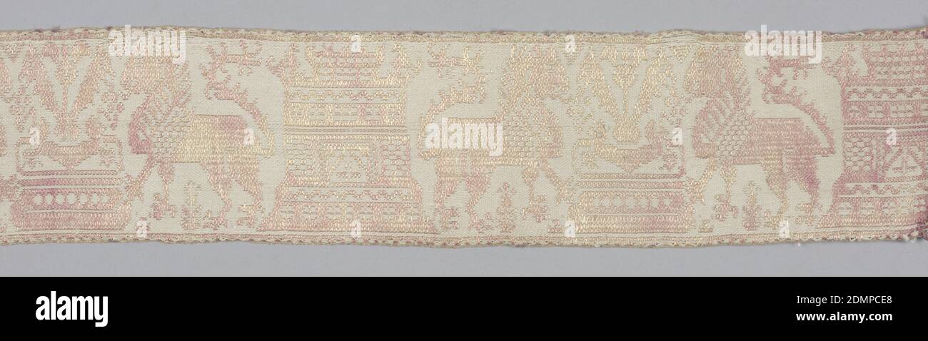 Fascia, media: Seta e lino (?) Tecnica: Banda stretta con pattern ripetitivo di leoni confrontati ad una fontana e ad una torre merlata. In rosso sbiadito su un terreno color crema., Italia, XVI secolo, rifili, Band Foto Stock