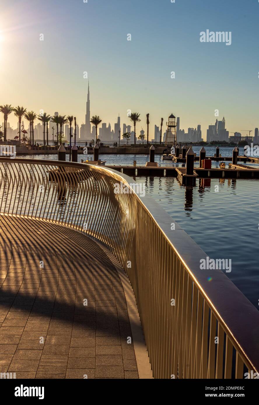 DUBAI, EMIRATI ARABI Uniti - 14 febbraio 2020: Vista di Burj Khalifa e della Dubai Skyline dal Dubai Creek Harbour a mezzogiorno. Foto Stock