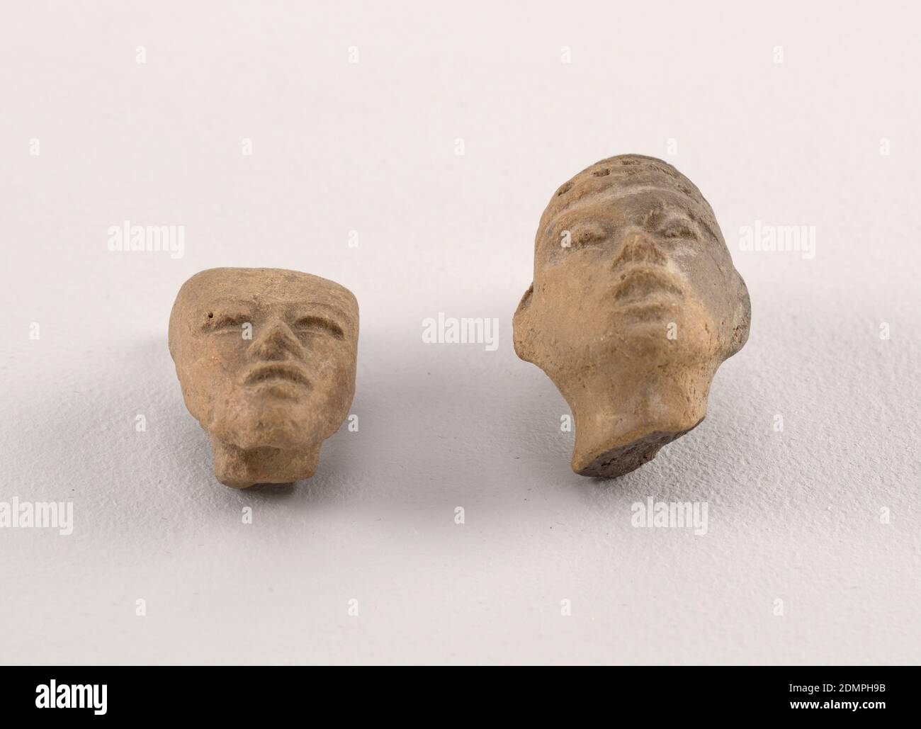 Testa [2], Eartenware, -1a) testa con indirizzo appuntito; schiena leggermente concava. -1b) testa simile a maschera, squadrata in cima, Africa Centrale, fine del XIX secolo, ceramica, Arti decorative, Capo [2 Foto Stock