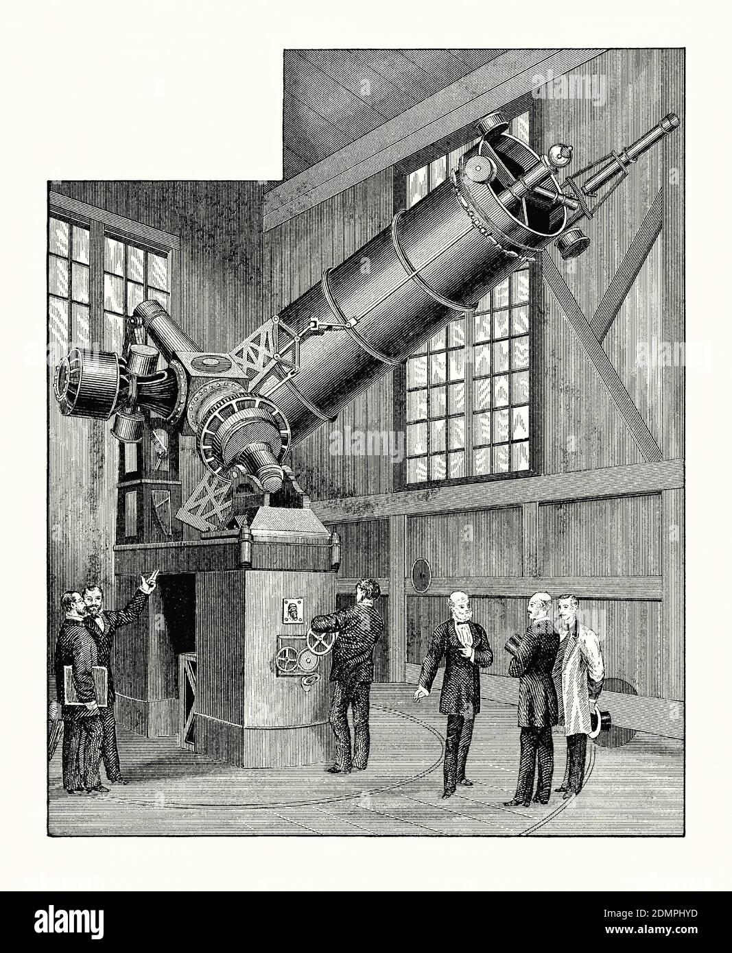 Una vecchia incisione che mostra osservatori al ‘Grande telescopio riflettente’ di Parigi, Francia circa 1880. E 'da un libro vittoriano del 1880. Un telescopio riflettente (riflettore) è un telescopio che utilizza un singolo o una combinazione di specchi curvi che riflettono la luce e formano un'immagine. Il telescopio riflettente è stato inventato da Isaac Newton. Poiché i telescopi riflettenti utilizzano specchi, il progetto viene talvolta definito ‘telescopio catoptrico’. Il telescopio installato all'Osservatorio di Parigi nel 1878 utilizzava uno specchio di vetro parabolico alla sua base e la parte mobile pesava circa 9 tonnellate (8000 kg). Foto Stock