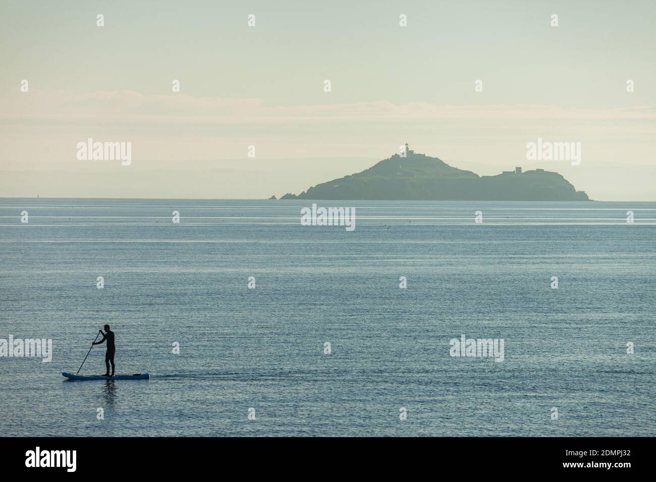 Un paddleboarder davanti all'isola di Inchkeith visto dal porto di Kinghorn, Fife, Scozia. Foto Stock