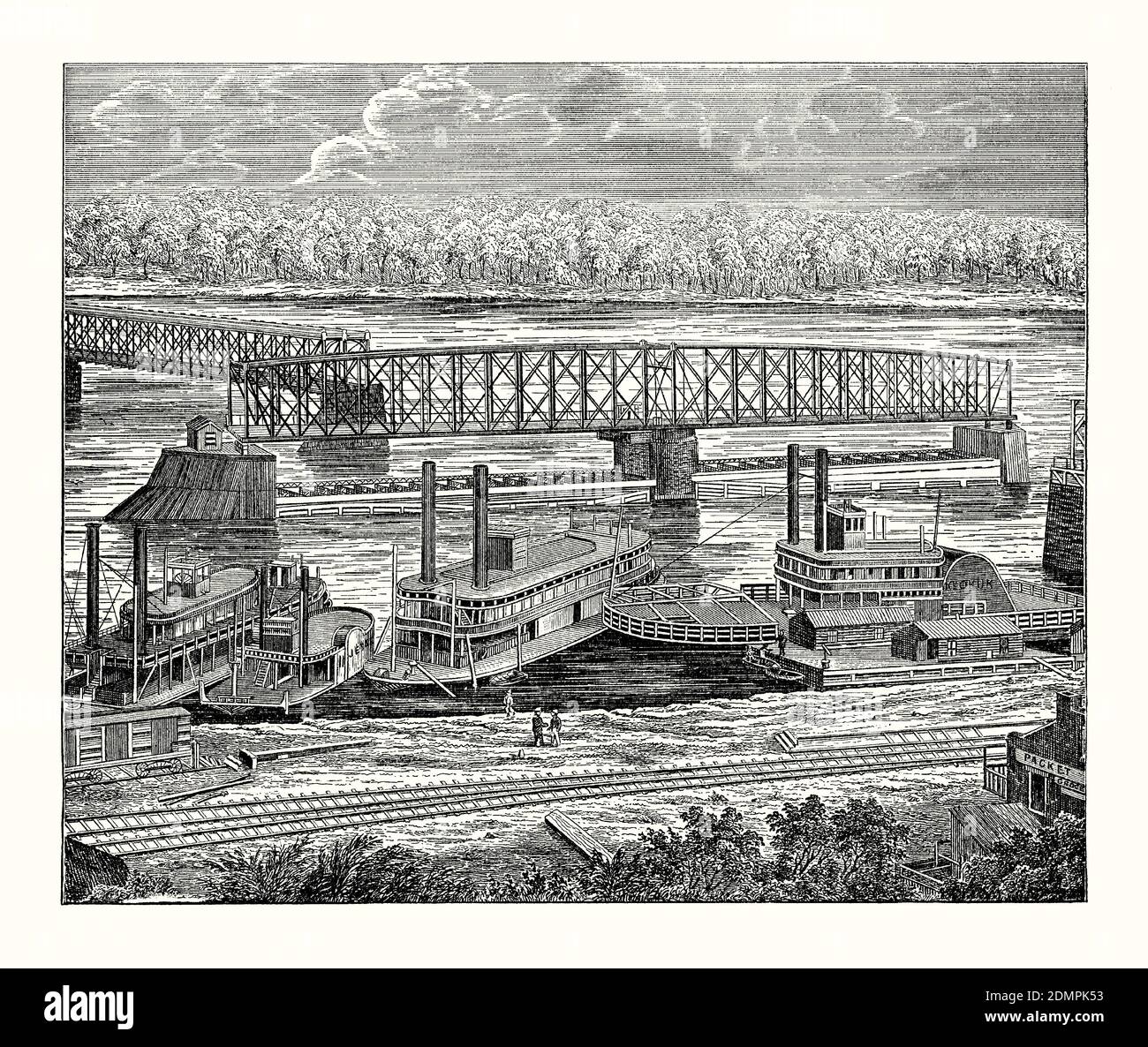 Una vecchia incisione del primo Ponte di Keokuk intorno al 1880. E 'da un libro di ingegneria meccanica vittoriana del 1880. Il ponte Keokuk Bridge era un ponte ferroviario a binario singolo che attraversava il fiume Mississippi negli Stati Uniti tra Keokuk, Iowa, e Hamilton, Illinois, a valle del Mississippi Lock e Dam numero 19. Fu costruito nel 1869–1871 e conteneva una sezione di oscillazione per consentire alle navi di passare attraverso. Qui il ponte è aperto alla spedizione e i piroscelli a pale si allineano su un molo. Un ponte a due piani fu costruito nel 1915–1916 sugli stessi moli. Foto Stock