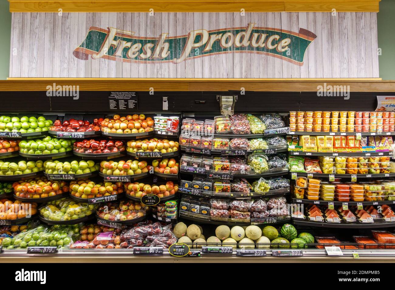 Frutta sugli scaffali nel supermercato. Foto Stock