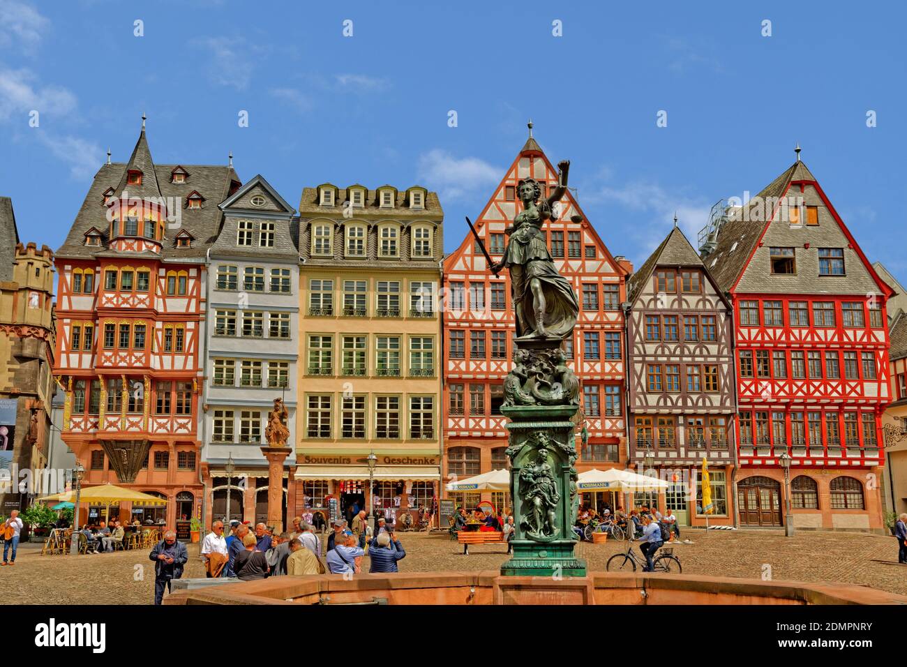 Edifici a graticcio e la statua Lady Justice a Römerberg, nel centro storico di Francoforte sul meno, Assia, Germania. Foto Stock