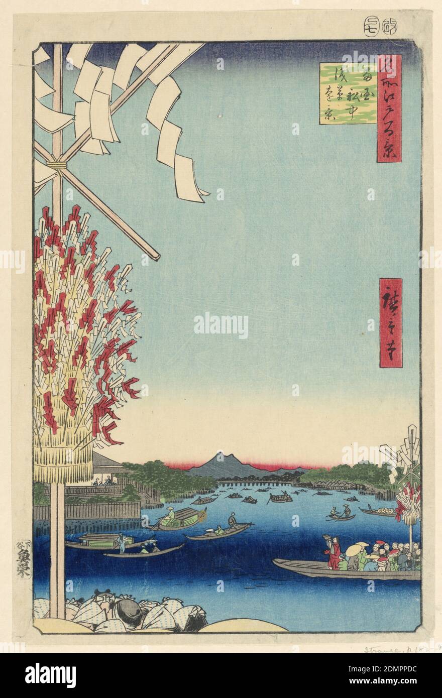 Fiume Miyato di Great Bank del fiume Asakusa, No 68 da cento viste di Edo (Asakusa-gawa Okawa-bata, Miyato-gawa), Ando Hiroshige, giapponese, 1797–1858, stampa in legno a blocchi di inchiostro colorato su carta, questa immagine sta catturando una tradizione estiva situata sul ponte Ryogoku. I visitatori che saliranno sul Monte Oyama si sciacquano per primi nel corpo d'acqua, Sumida. Questo rituale sacro è un atto di purificazione prima che inizino la loro camminata di quaranta miglia verso sud. Due imbarcazioni, una visibile sul lato destro e l'altra situata nell'angolo inferiore sinistro Foto Stock