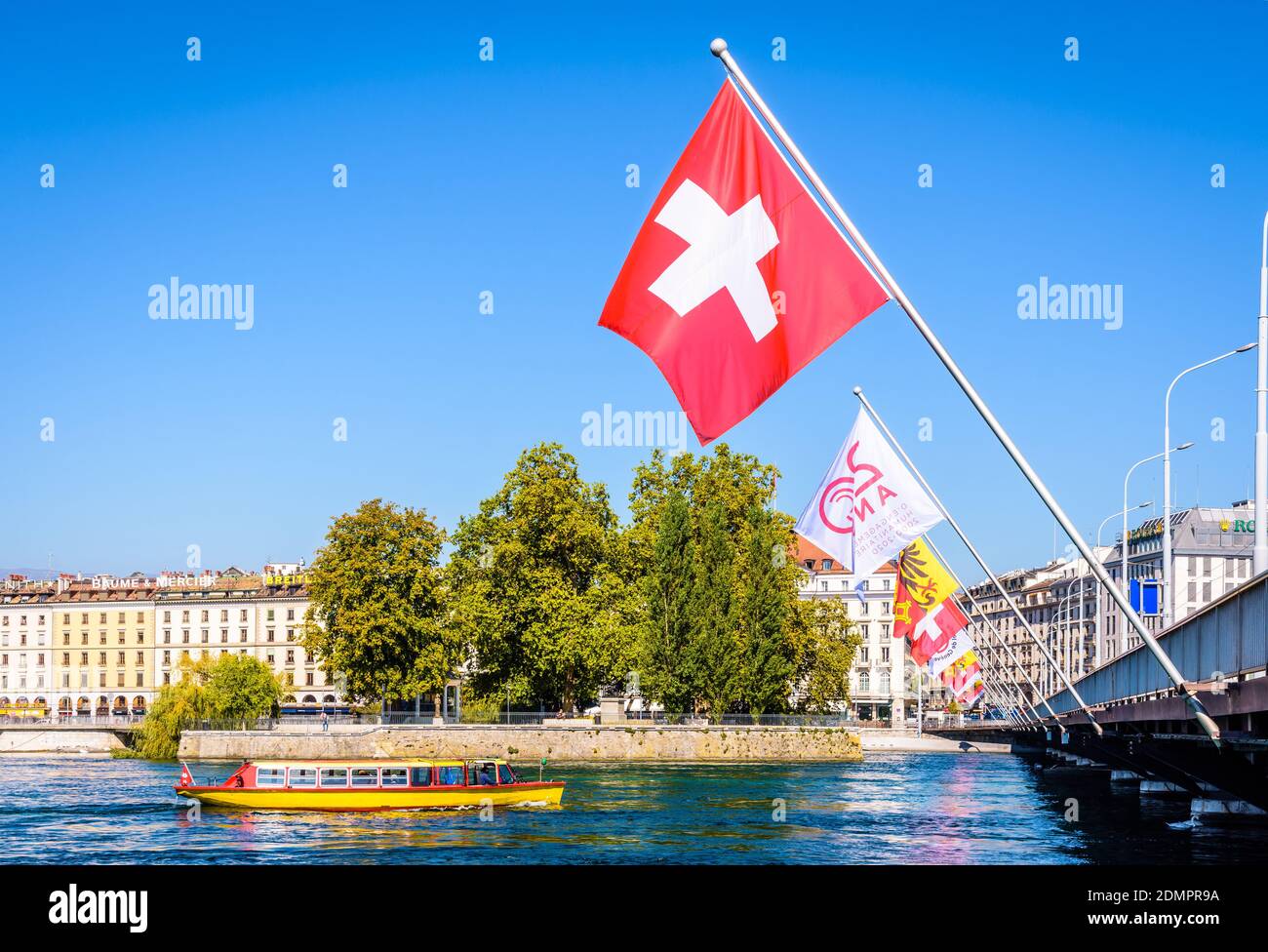 Un bus d'acqua Mouettes Genevoises e la bandiera svizzera a Ginevra. Foto Stock