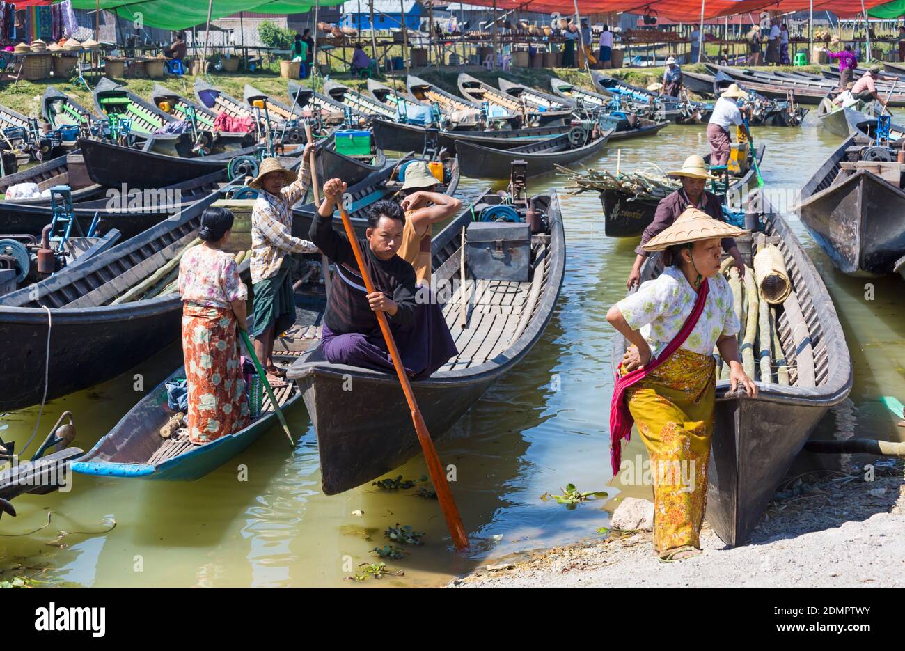 Visita Longboats Nam Pan cinque giorni di mercato, Lago Inle, Stato Shan, Myanmar (Birmania), l'Asia in febbraio Foto Stock