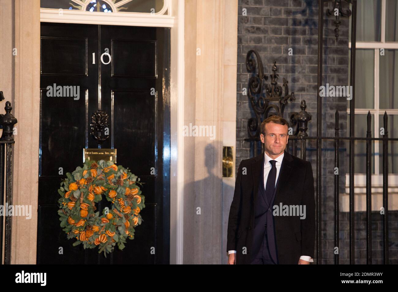 IMMAGINE DEL FILE DAL 3 DICEMBRE 2019. Londra, Regno Unito. 3 dicembre 2019. Nella foto: Emmanuel Macron - Presidente della Francia ha dato risultati positivi per Covid-19, il presidente francese ha detto che è ancora responsabile della gestione del paese e lavorerà a distanza, ha detto un funzionario. L'età di 42 anni aveva preso un test dopo che i sintomi apparso ora auto-isolano per i prossimi sette giorni, l'Elysee Palace ha detto in una dichiarazione. Boris Johnson, primo ministro britannico, ospita un'accoglienza con leader stranieri in vista della riunione della NATO (Organizzazione del Trattato Nord Atlantico) il 4 dicembre. Credit: Colin Fisher/Alamy Live News Foto Stock