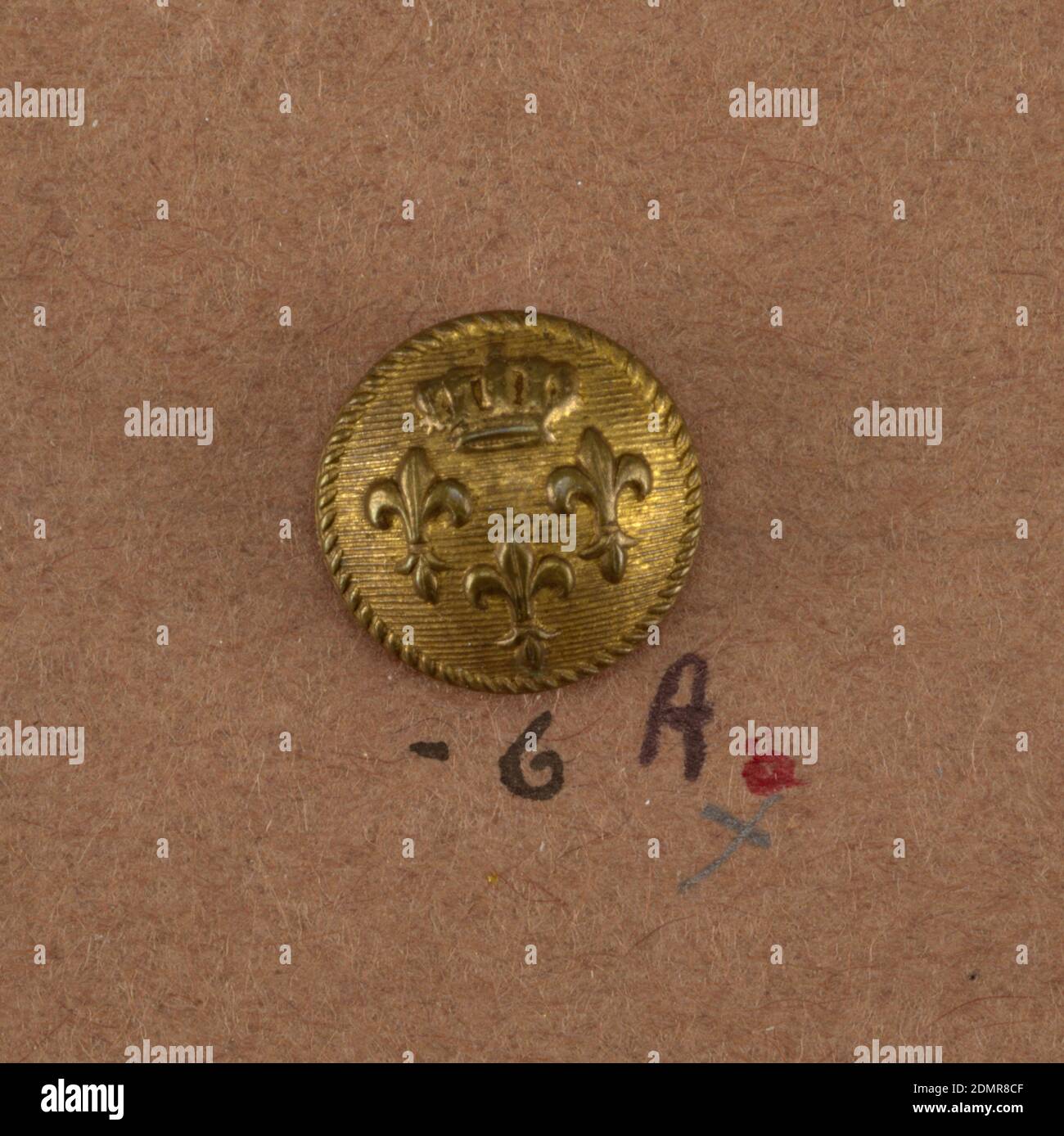 Pulsante, Ottone, pulsante per il funzionario pubblico. Tre fleur-de-lis sormontato da Crown., Component -a è su card i80, Francia, 1815–30, costume e accessori, Arti decorative, Button Foto Stock