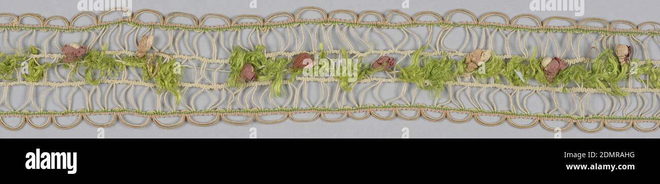 Rifilatura, media: tela, seta, filo, tela di tela di tela intrecciata avvolta con seta rosa e bianca. Verde seta filo interdentale fascia giù il centro, punteggiato con gemme di nastro in tonalità di rosa, bianco, viola scuro e rosso., Francia, 18 ° secolo, rifili, rifilatura Foto Stock
