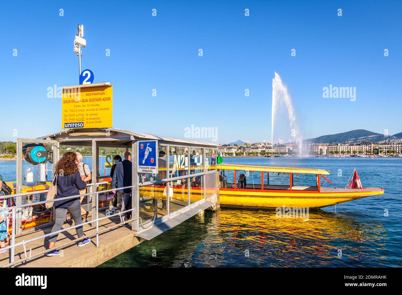 I passeggeri salgono a bordo e scenderanno dal vaporetto Mouettes Genevoises al molo Paquis della linea M2 di Ginevra. Foto Stock