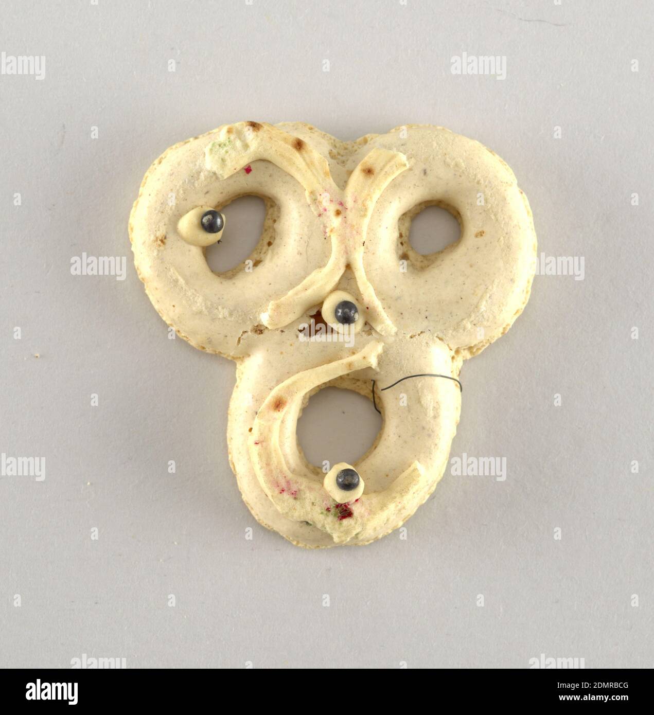Ornamento, albero di Natale, pasta, tre anelli con fiocchi di zucchero in rosso e verde, e tre perle nere., USA, 1850–99, Arti decorative, ornamento, albero di Natale Foto Stock
