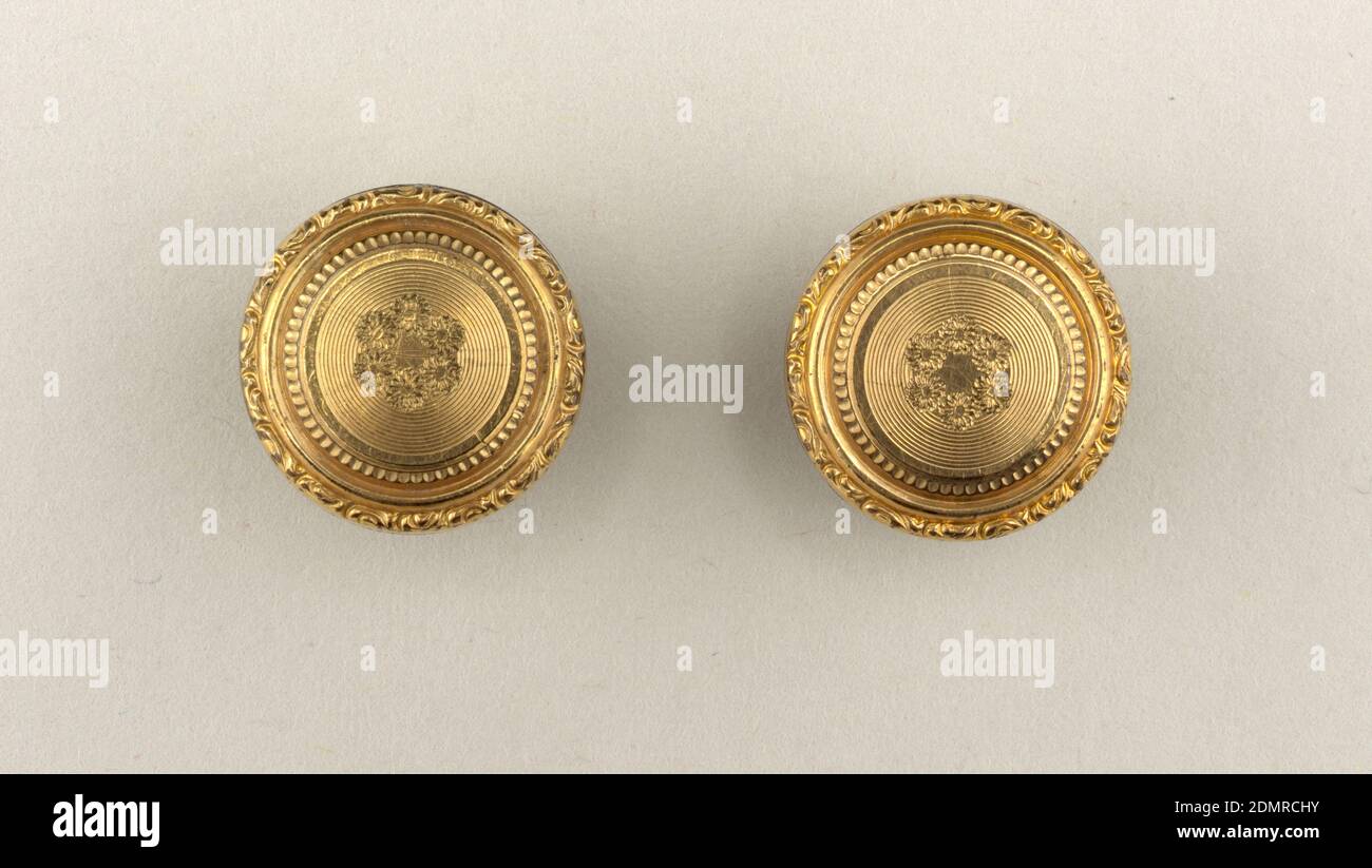 Bottoni per camicia, oro, utensili e incisi, contenuti in una piccola scatola stampata con C. E. Gifford e Co., Fall River, Mass. In copione, su rottami di carta: Bottoni per maniche di nonna Gifford., USA, inizio del XIX secolo, gioielli, arti decorative, bottoni per camicia Foto Stock