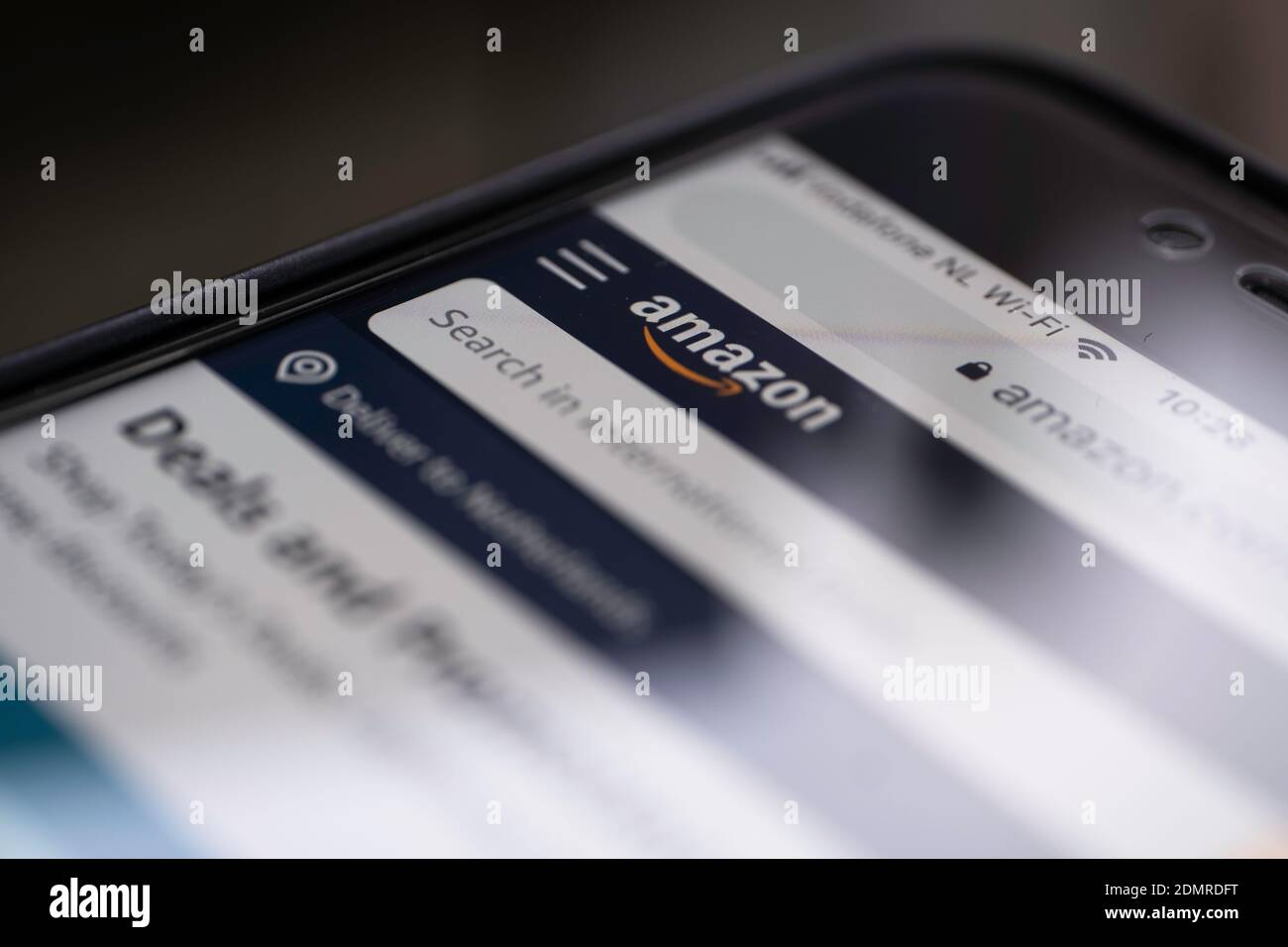 Lo smartphone apre il sito Web Amazon per accedere al negozio online. Amazon, che si concentra sull'e-commerce e sul cloud computing Foto Stock