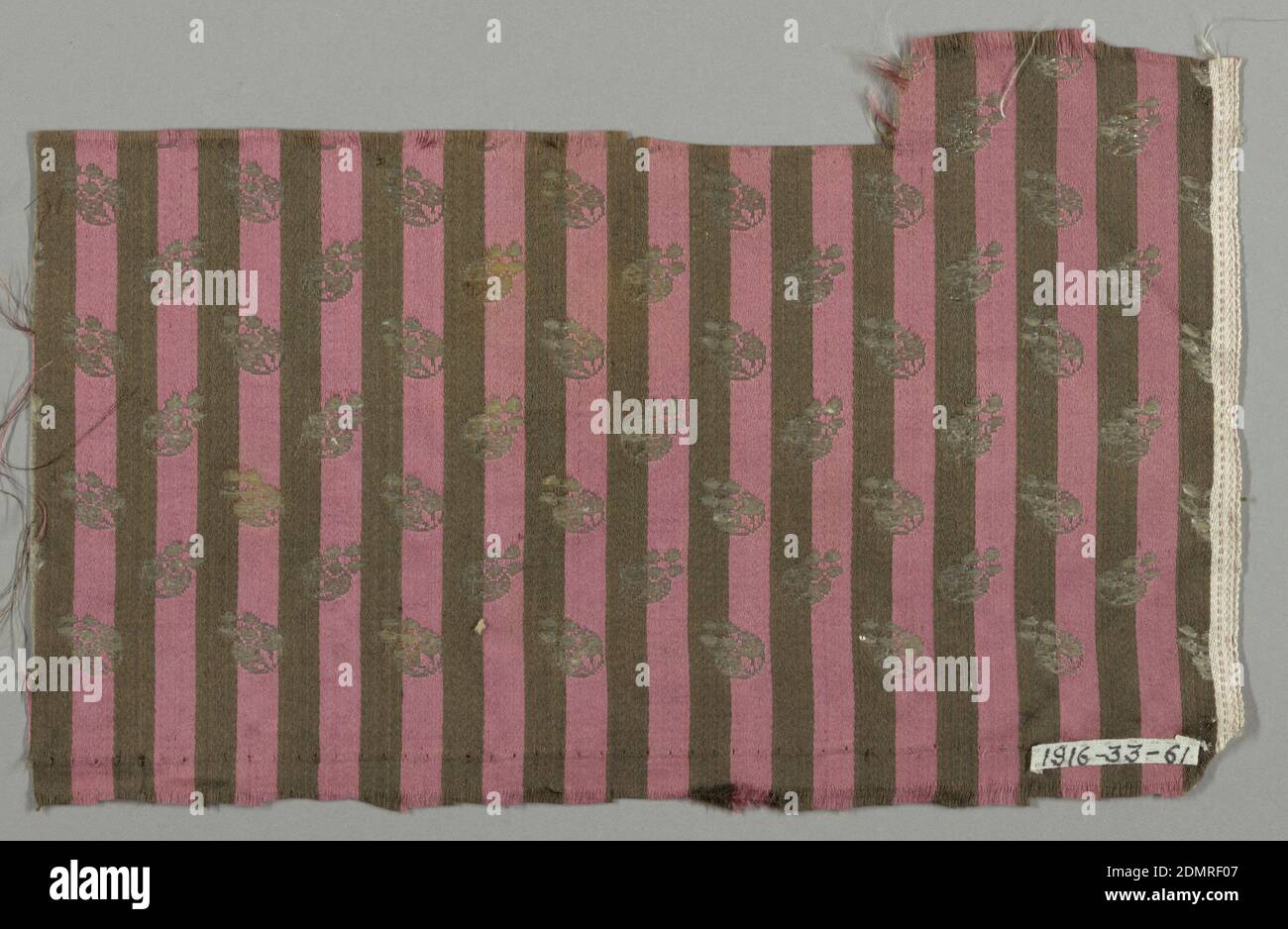 Frammento, medio: Seta tecnica: Tessitura liscia satinata con trama supplementare, frammento con strisce verticali di viola e nero con piccola figura di fiori bianchi alover., Francia, ca. 1840, tessuti, frammenti Foto Stock