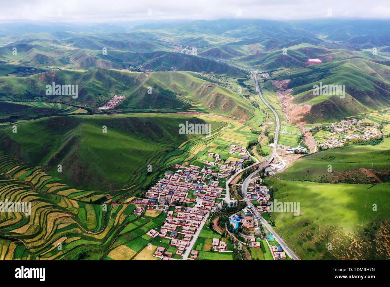 (201217) -- PECHINO, 17 dicembre 2020 (Xinhua) -- Foto aerea scattata il 12 agosto 2020 mostra una vista del Villaggio Azitan nella Contea di Zho'nyin della Prefettura Autonoma Tibetana di Gannan, nella provincia di Gansu nella Cina nord-occidentale. L'anno 2020 è un momento in cui la Cina sta elaborando il piano per il periodo 2016-2020 e si sta preparando per il suo prossimo piano generale. Nel 2020, la Cina ha intensificato gli sforzi per rafforzare i legami deboli riguardo ai mezzi di sussistenza delle persone. Sono state introdotte molte misure per affrontare le preoccupazioni delle persone in materia di occupazione, istruzione, servizi medici di base, assistenza agli anziani, alloggi, servizi pubblici, ecc. (Xi Foto Stock