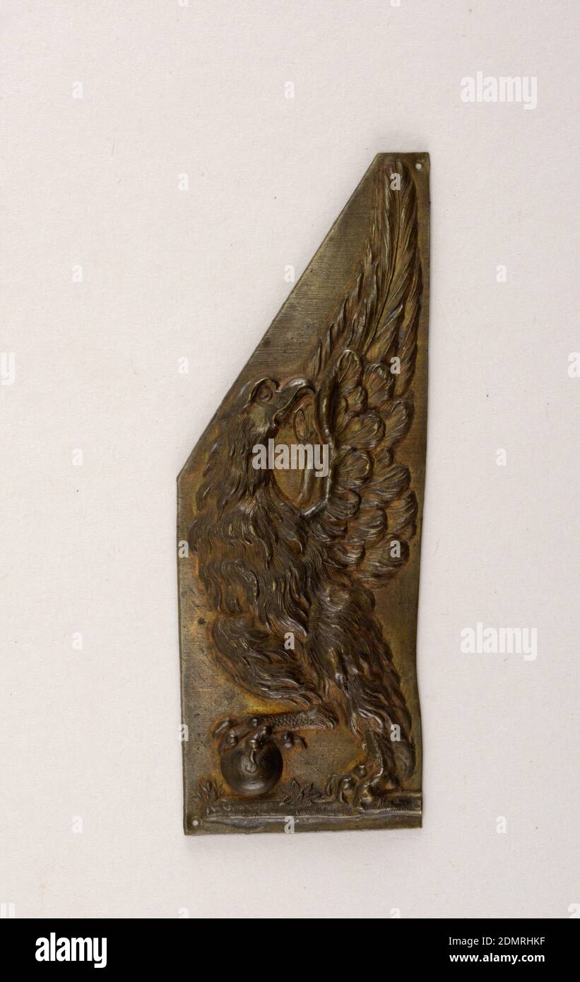 Monte, bronzo dorato, rettangolo verticale con figura repoussé di un'aquila con ali rialzate, il suo talon destro su una sfera., Italia, primi anni del XIX secolo, metallurgia, Arti decorative, Monte Foto Stock