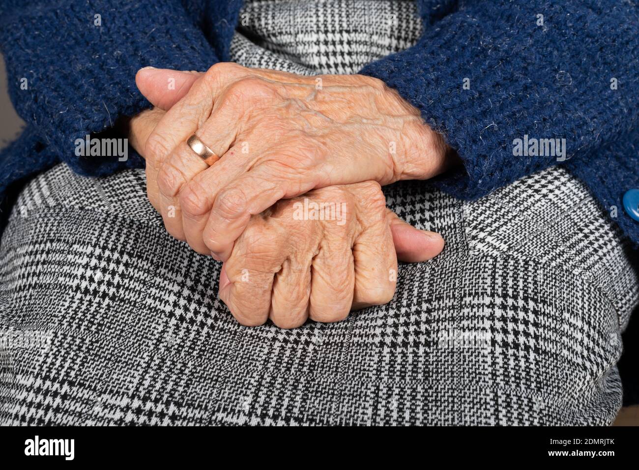 Primo piano immagine di vecchia donna tremante grinze mani Foto Stock