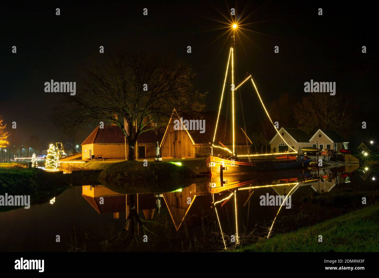 Completa forno di calce restaurato di notte nel mese di dicembre Con una decorazione di luci di Natale nel villaggio di Dedemsvaart il Paesi Bassi Foto Stock