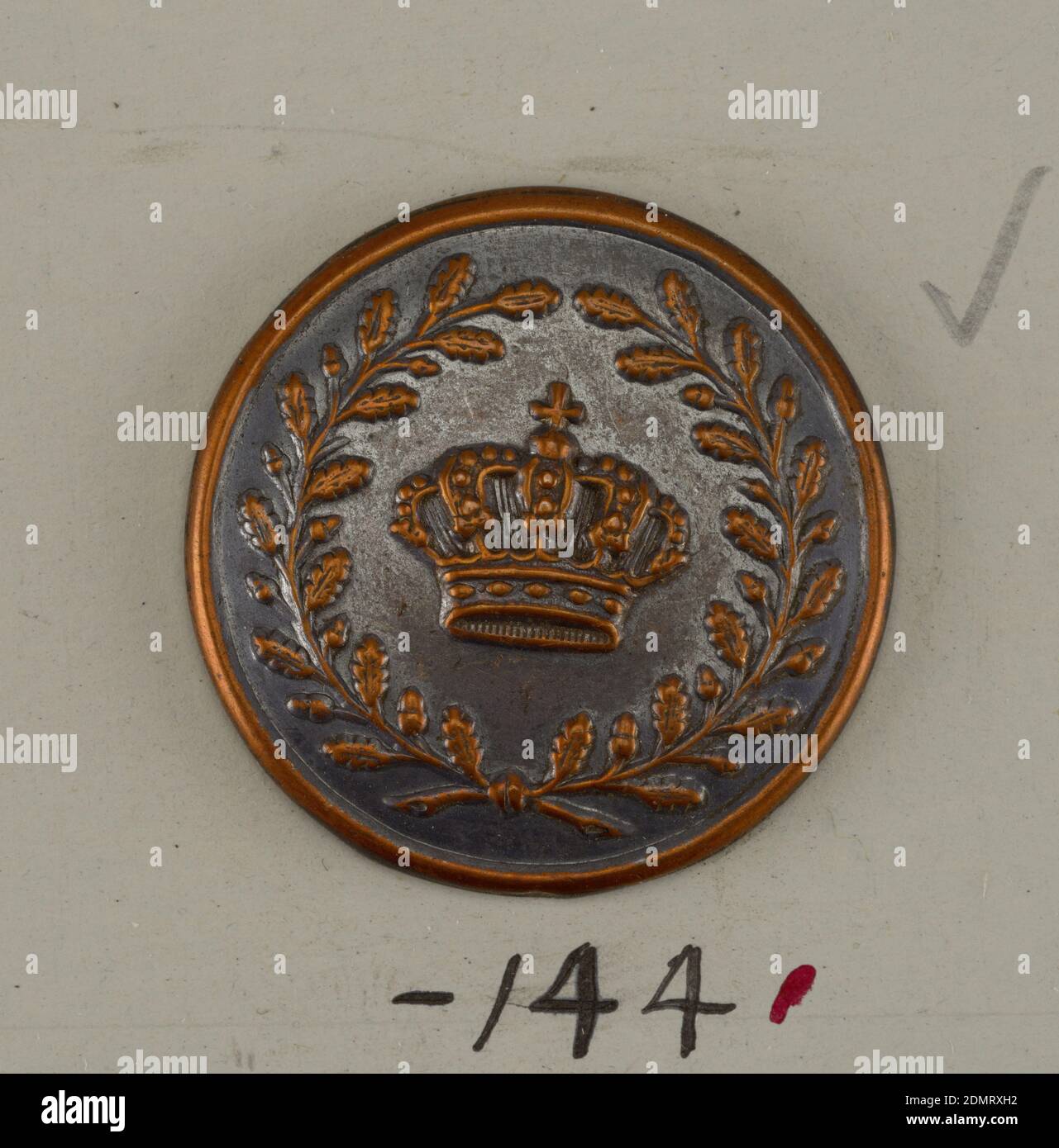 Bottone, rame, ottone, bottone ornato in disegno di una corona all'interno di spruzzi d'alloro incrociati. Parte posteriore in ottone. Ramato, su carta e, Francia, 19 ° secolo, costume & accessori, Arti decorative, bottone Foto Stock
