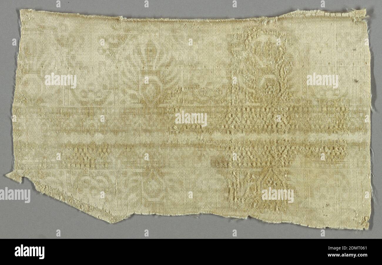 Fragment, Medium: Silk tecnica: Velluto, immagine speculare su una linea centrale. In biancastro., 17 ° secolo, tessuti tessuti, frammento Foto Stock