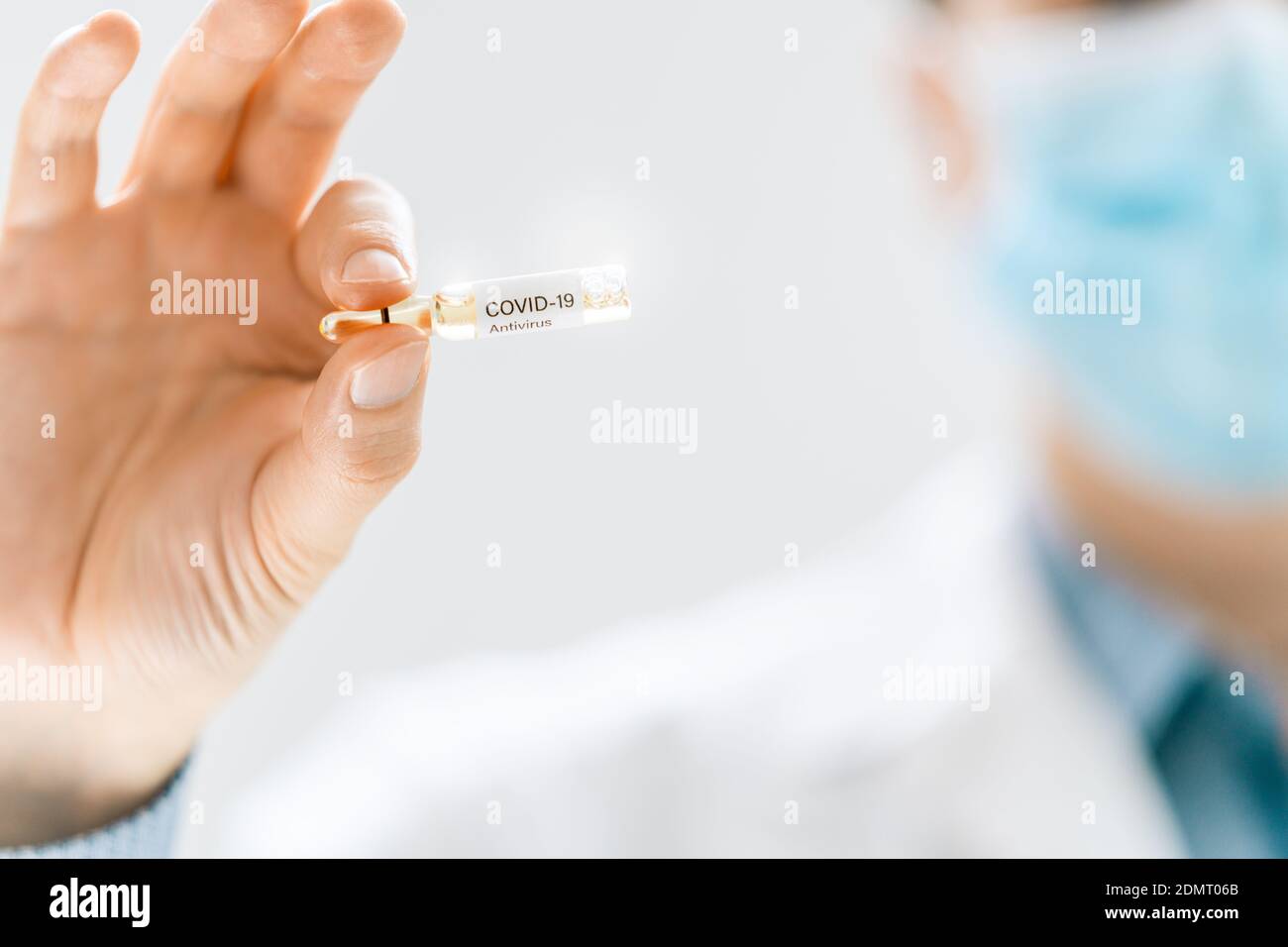 Medico o tubo di contenimento di un laborante con vaccino anti Coronavirus. Concetto di trattamento e prevenzione di Covid-19. Foto Stock