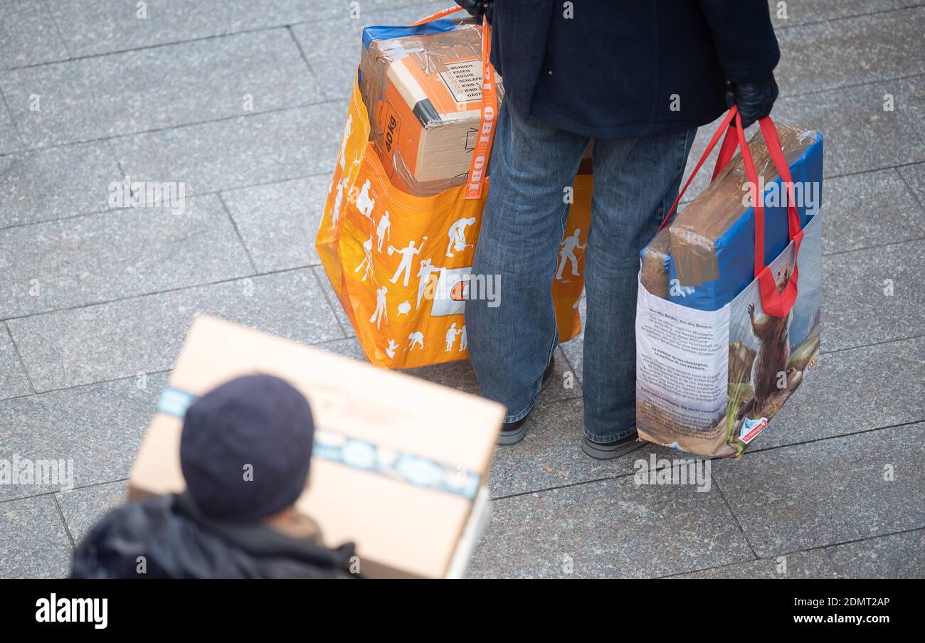 Stoccarda, Germania. 17 Dicembre 2020. Due uomini si allineano con i pacchetti in un ufficio postale. La Germania è in stato di blocco dal 16 dicembre 2020 per contenere la pandemia di Corona. Credit: Sebastian Gollnow/dpa/Alamy Live News Foto Stock