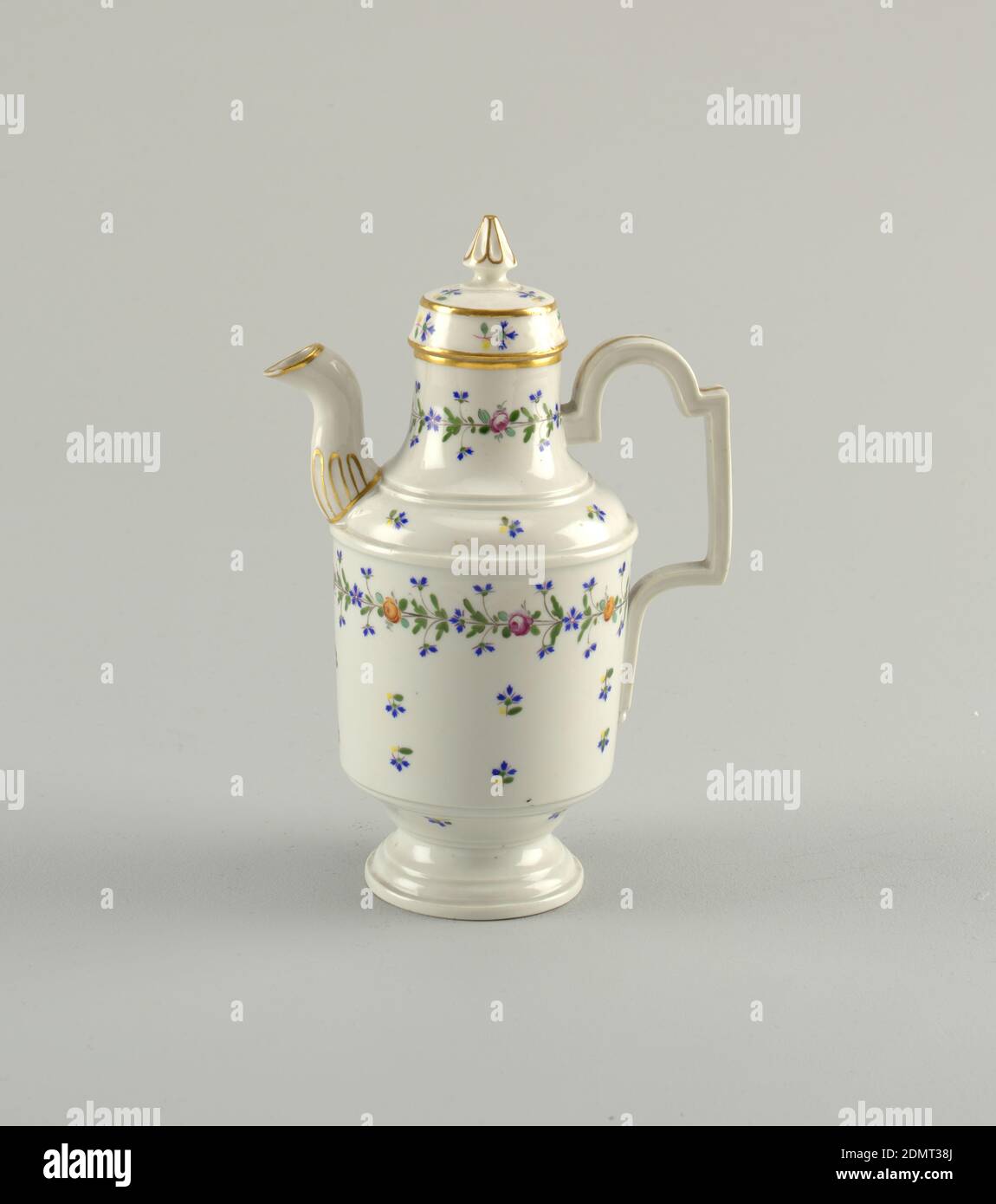Caffettiera, Höchst Ceramica Manufactory, German, 1746 - 1796, pasta dura in porcellana, smalto vetroso, oro, stampato, piede svasato, corpo cilindrico, collo stampato. Tubo di lancio corto, maniglia angolare. Coprire con un'ogina appuntita. Ghirlanda policroma di rose e fiori di mais su corpo e collo, con fiori sparsi sopra e sotto, e su coperchio. Gold Lines and Edges., Germania, dopo il 1763, ceramica, Arti decorative, caffettiera, caffettiera Foto Stock
