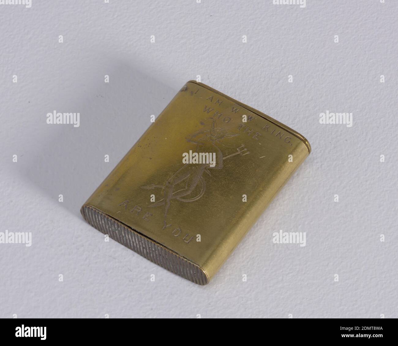 Io sono W. Re, che il [diavolo] sei tu', arrotolato, tagliato e inciso ottone, rettangolari, lati arrotondati, con parola / immagine rebus, inscritto 'Io sono W.W. Re, che il [diavolo] sei tu', con immagine incisa del diavolo con forchetta che appare dopo 'l' e prima 'sono' nel testo. Scritta inversa con monogramma WWK. Coperchio sottile e piatto incernierato in alto a sinistra. Attaccante sul fondo., Stati Uniti o Inghilterra, fine del 19 ° secolo, contenitori, Arti decorative, Matchsafe, Matchsafe Foto Stock